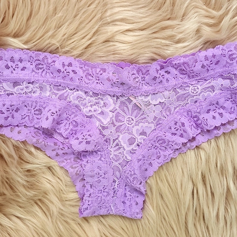 Brand New VICTORIA'S SECRET FLORAL LACE CHEEKY-XS